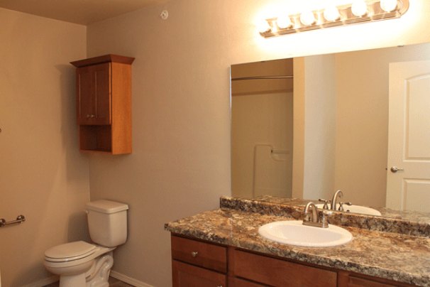 Main Full Bathroom with Tub/Shower