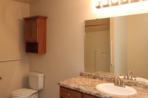 Main Bathroom with Full Tub/Shower