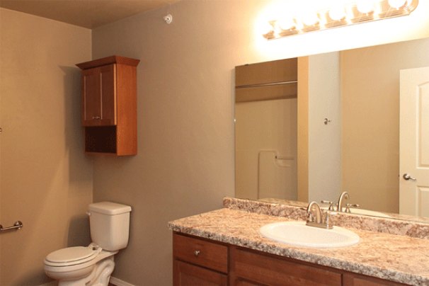 Main Bathroom with Full Tub/Shower